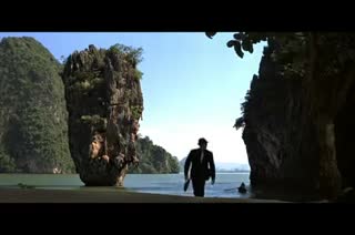 Un extrait du film  L homme au pistolet d or