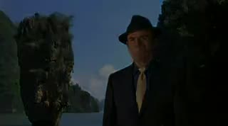 Un extrait du film  L homme au pistolet d or