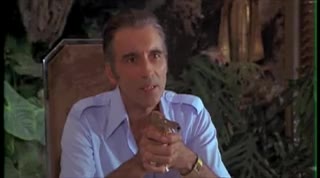 Un extrait du film  L homme au pistolet d or