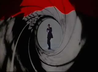 Un extrait du film  L homme au pistolet d or