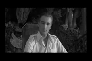 Un extrait du film  L homme au pistolet d or