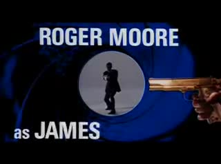 Un extrait du film  L homme au pistolet d or