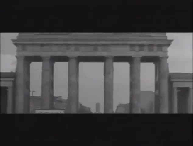 Extrait vidéo du film  Un, deux, trois