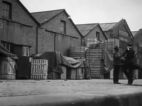 Extrait vidéo du film  C est la vie...