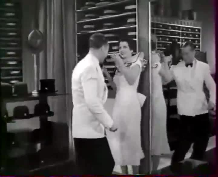 Extrait vidéo du film  Folies-Bergère