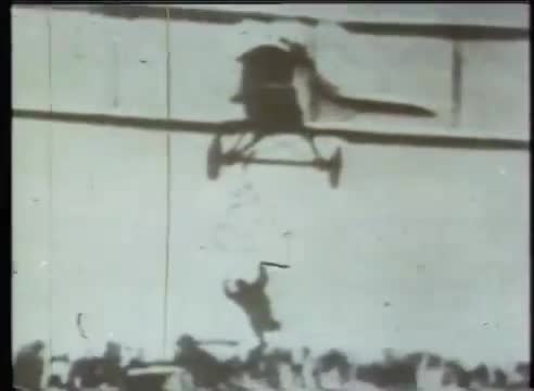 Un extrait du film  La Kermesse des aigles