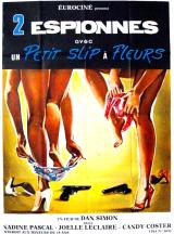 Deux Espionnes Avec Un Petit Slip à Fleurs