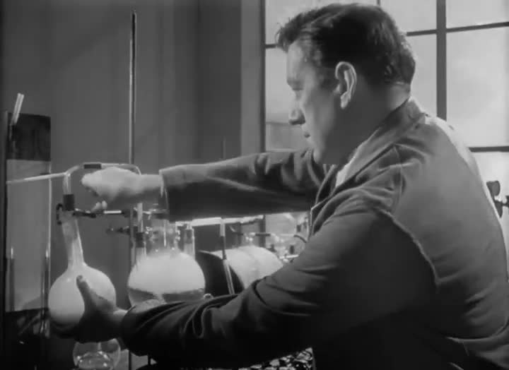 Un extrait du film  L Homme au complet blanc