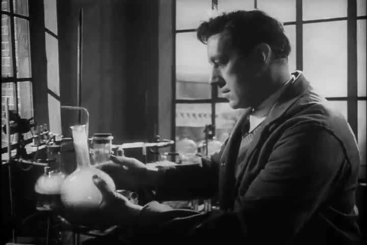 Un extrait du film  L Homme au complet blanc