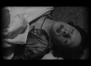 Un extrait du film  Frissons d outre-tombe