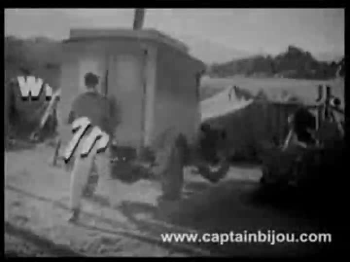 Extrait vidéo du film  I Cover the War!