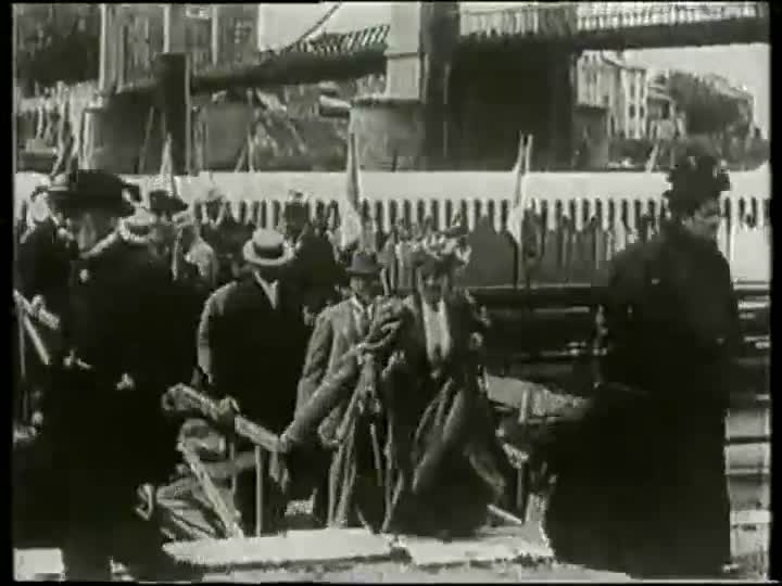 Extrait vidéo du film  Neuville-sur-Saône : Débarquement du congrès des photographes à Lyon
