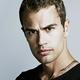 Voir les photos de Theo James sur bdfci.info