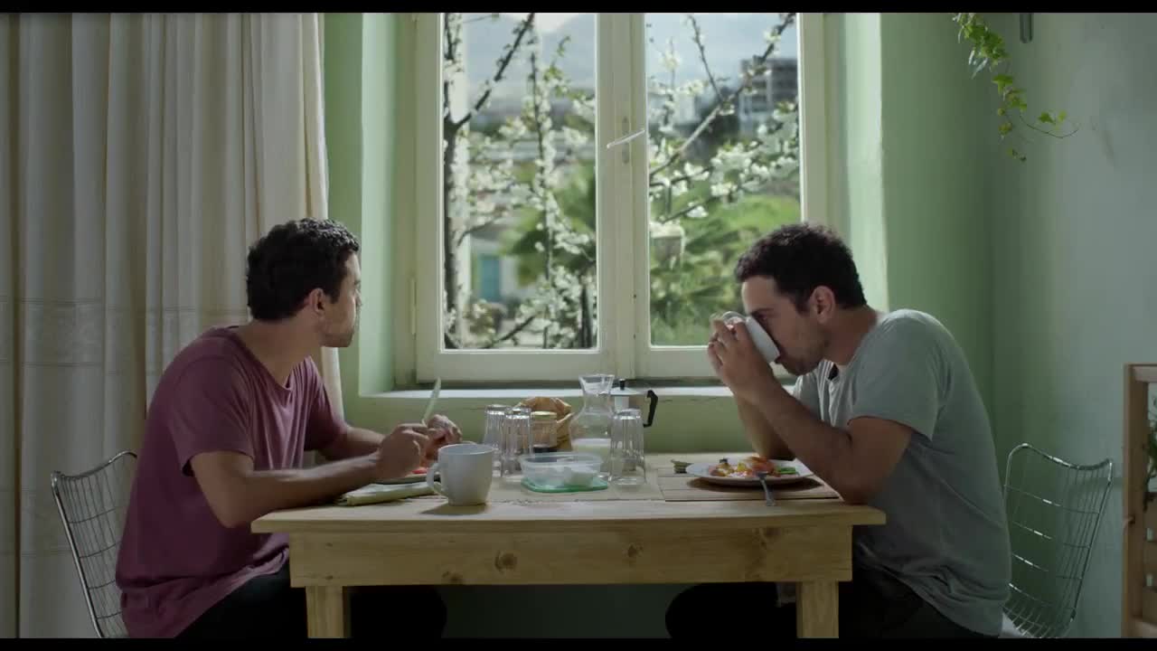 Un extrait du film	 A Cup of Coffee and New Shoes On