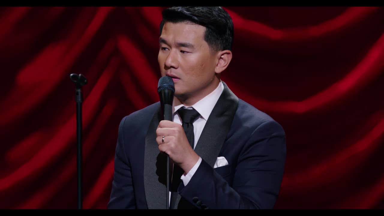 Extrait vidéo du film  Ronny chieng : asian comedian destroys america!