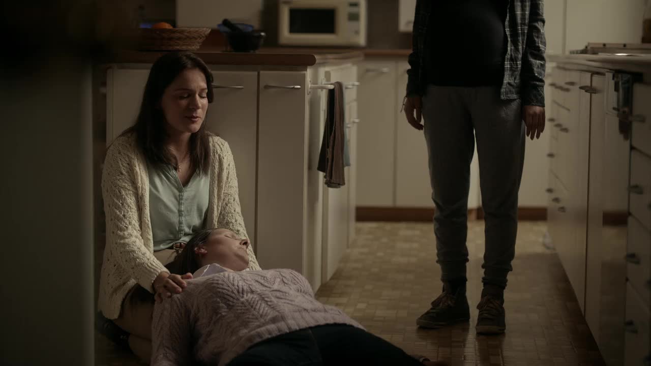 Un extrait de la série  Between